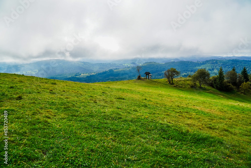 Góry, Beskid Śląski w Polsce widok z Ochodzitej w Koniakowie. Panorama latem w pochmurny dzień.