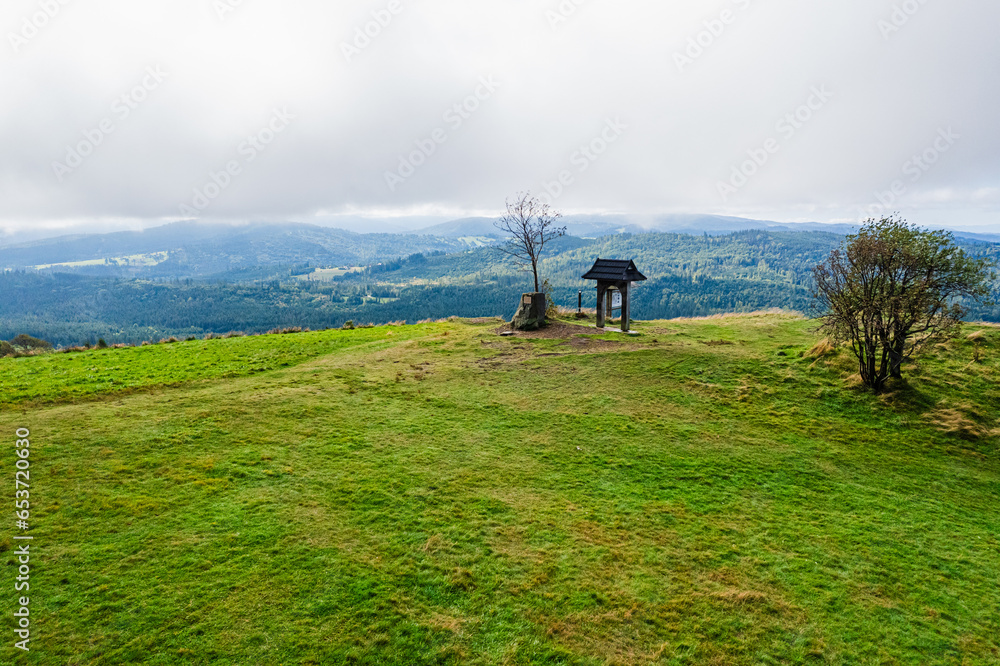 Góry, Beskid Śląski w Polsce widok z Ochodzitej w Koniakowie. Panorama latem w pochmurny dzień.