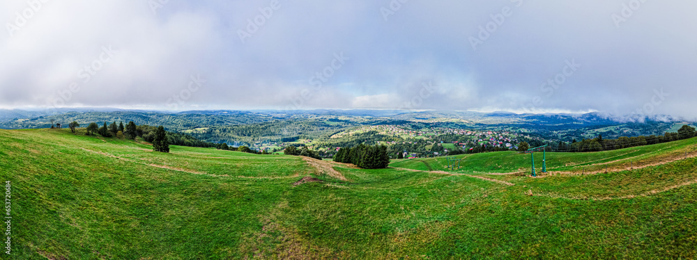 Góry, Beskid Śląski w Polsce widok z Ochodzitej w Koniakowie. Panorama latem w pochmurny dzień.