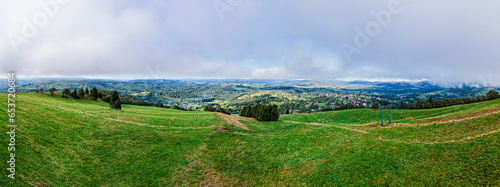Obraz na płótnie Góry, Beskid Śląski w Polsce widok z Ochodzitej w Koniakowie. Panorama latem w pochmurny dzień. w salonie
