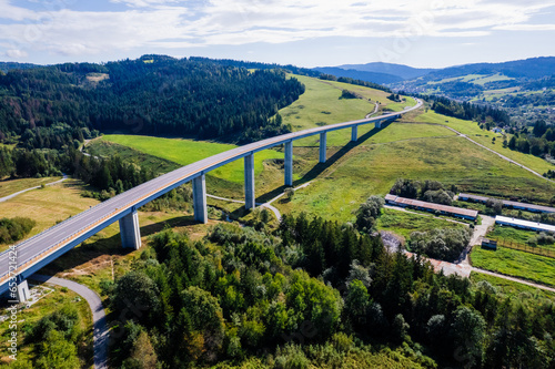 Obraz na płótnie Most drogowy w górach na Słowacji w Europie, latem. Beskid Śląski w salonie