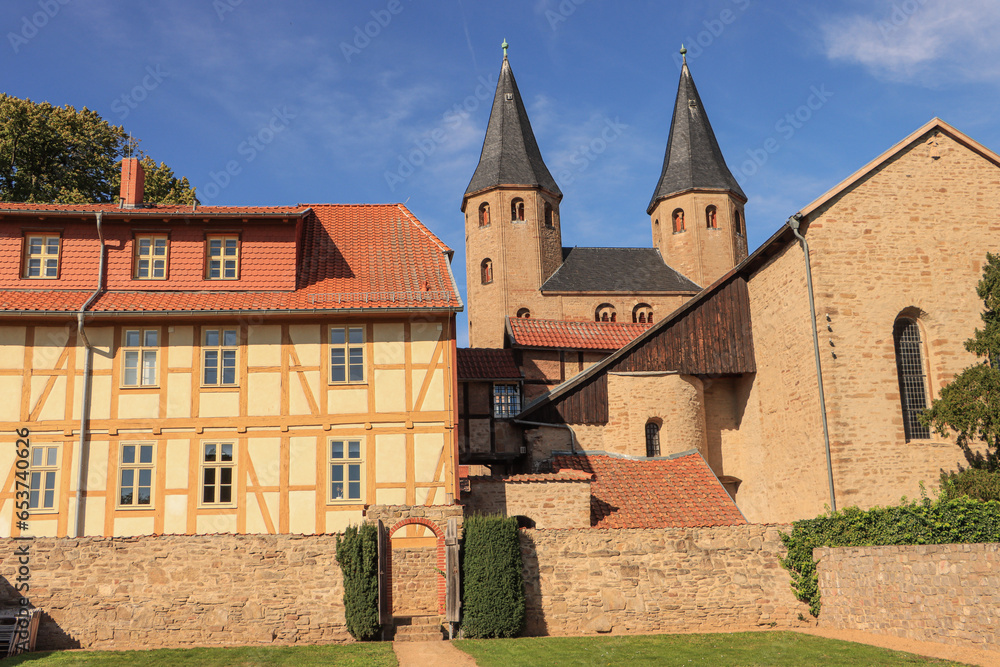 Kloster Drübeck im Harz; Blick aus den Gärten der Stiftsdamen zur Klosterkirche St. Vitus