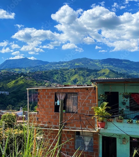 Bild auf Leinwand Maison rustique dans un quartier pauvre de type favelas en Amérique latine
