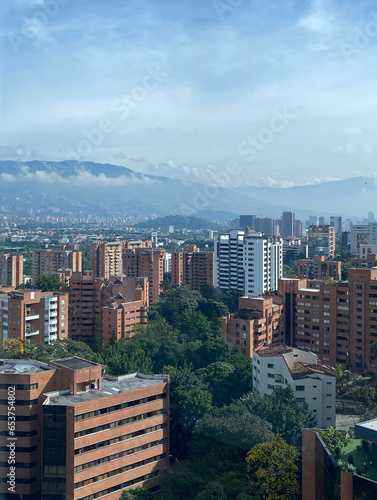 vue panoramique sur la ville de Medellin en Colombie depuis un hotel. La ville du printemps éternel, avec des bâtiments et de la verdure photo