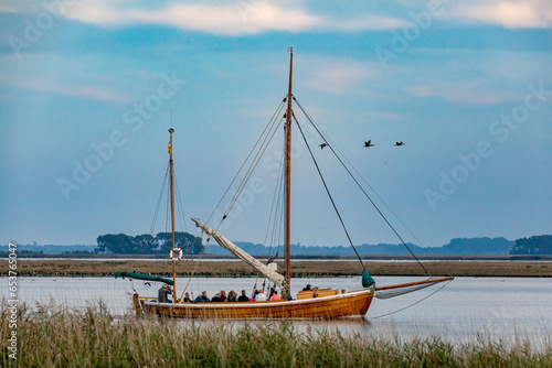 Zeesboth Dorothea bei der Kranichfahrt auf dem Bodden vor Zingst. photo