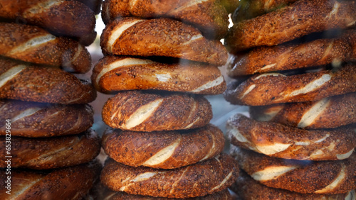 Canvas Print Close up of the fresh turkish bagels pastries Simit in a street cart behind the glass