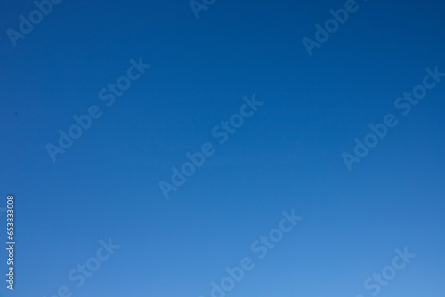 Cielo azul sin nubes photo