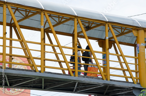 Puente Peatonal Con Personas