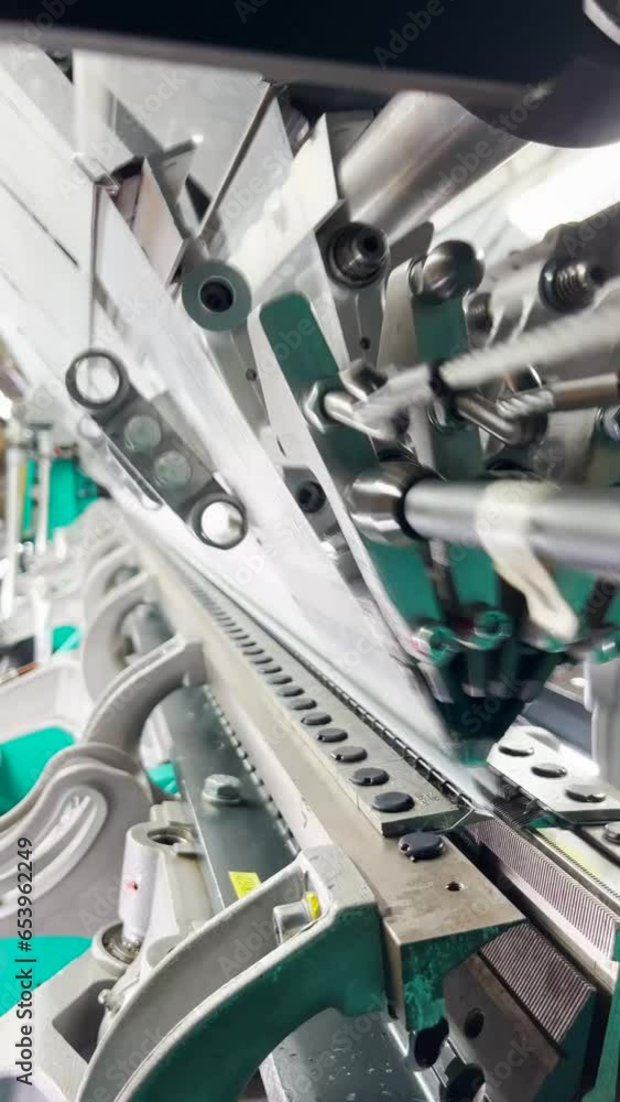 Industrial knitting machine for knitting textile fabrics Industrial knitting machine for knitting textile fabrics
