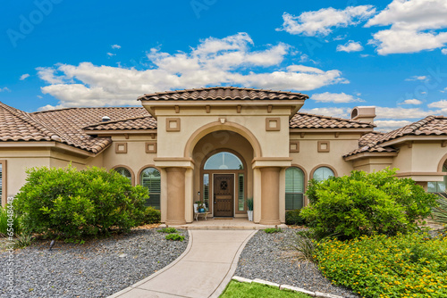 Fotografía a front door to a luxury home in florida