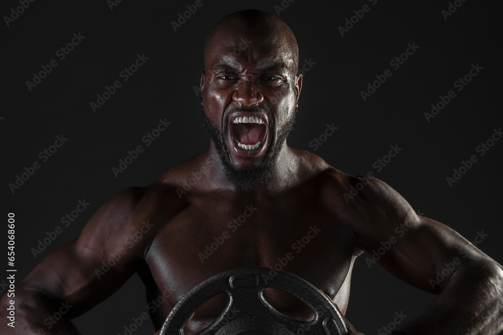 Φωτογραφία Intense workout screaming man with weights