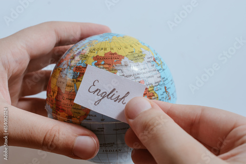 Cuadro en lienzo Hand holding notepaper with English wording on globe