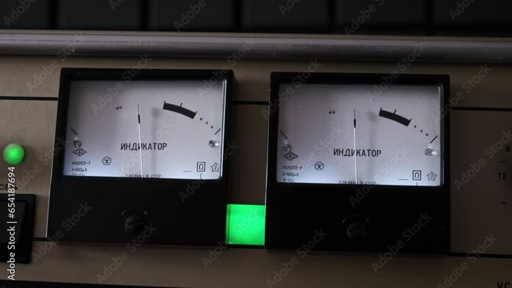Vidéo Stock Two large retro arrow indicators for stereo sound level ...