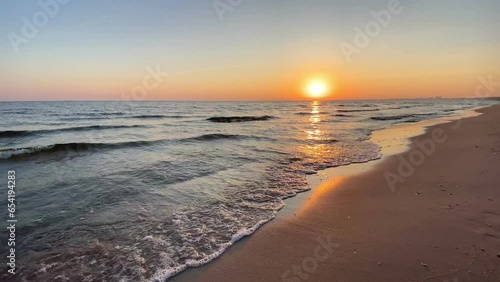 Wallpaper Mural Auszeit am Meer am Strand im Sonnenaufgang Torontodigital.ca