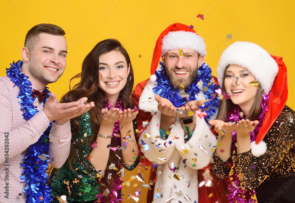 Φωτογραφία group or company of friends together with Santa celebrate Christmas, have fun and smile on the background of flying confetti