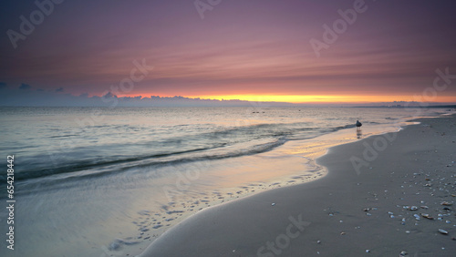 romantischer Sonnenaufgang am Meer