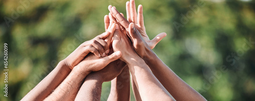 Foto People, teamwork and high five in nature, support or collaboration for motivation or outdoor goals