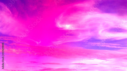 Abstrakter Pink lila Hintergrund, dramatischer Wolkenhimmel, Wolkengebilde, Rauchschwaden, Fotografie mit Farbverlauf in Photo Shop bearbeitet, mit Kopierraum für Design. Web Banner...