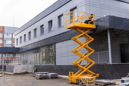 Quadro su tela mobile lifting cradle. Construction scissor lift.