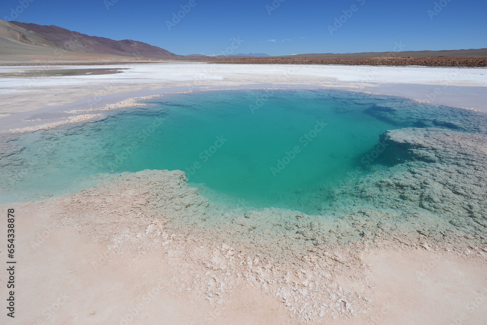 Blaue Lagune in der Salzwüste in Argentinien