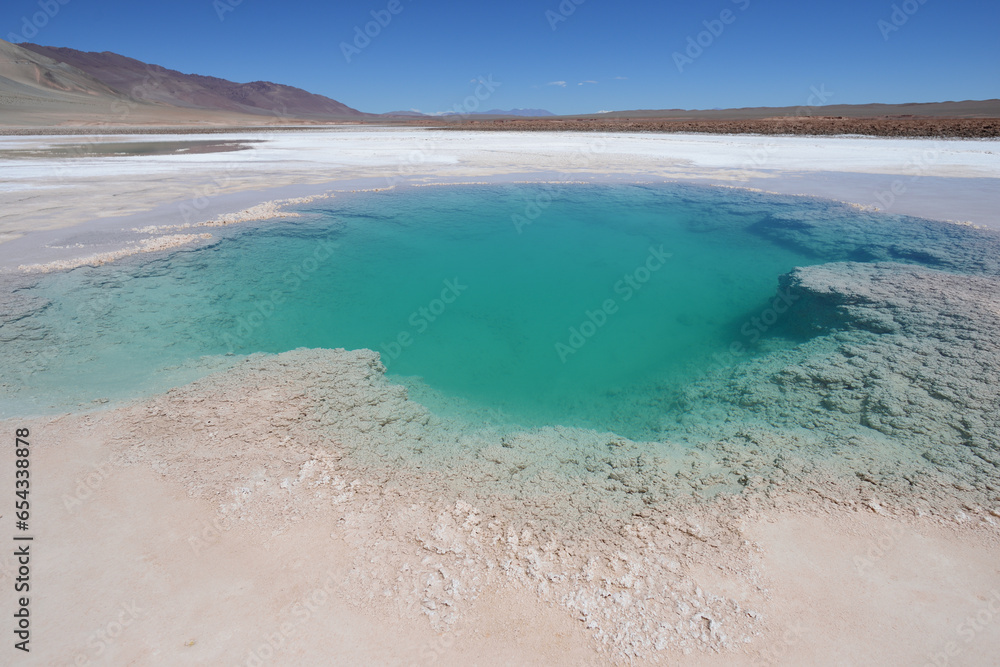 Blaue Lagune in der Salzwüste in Argentinien Blaue Lagune in der Salzwüste in Argentinien
