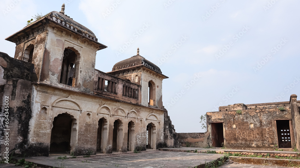 Obraz premium Ruins of Khaebuja Mahal and Shish Mahal of Dhar Fort, Medieval Period Fort, Dhar, Malwa, Madhya Pradesh, India.