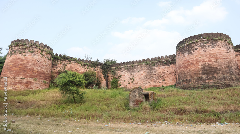 Ruin Protection Walls of Dhar Fort, Medieval Period Fort, Dhar, Malwa, Madhya Pradesh, India. - obrazy, fototapety, plakaty 