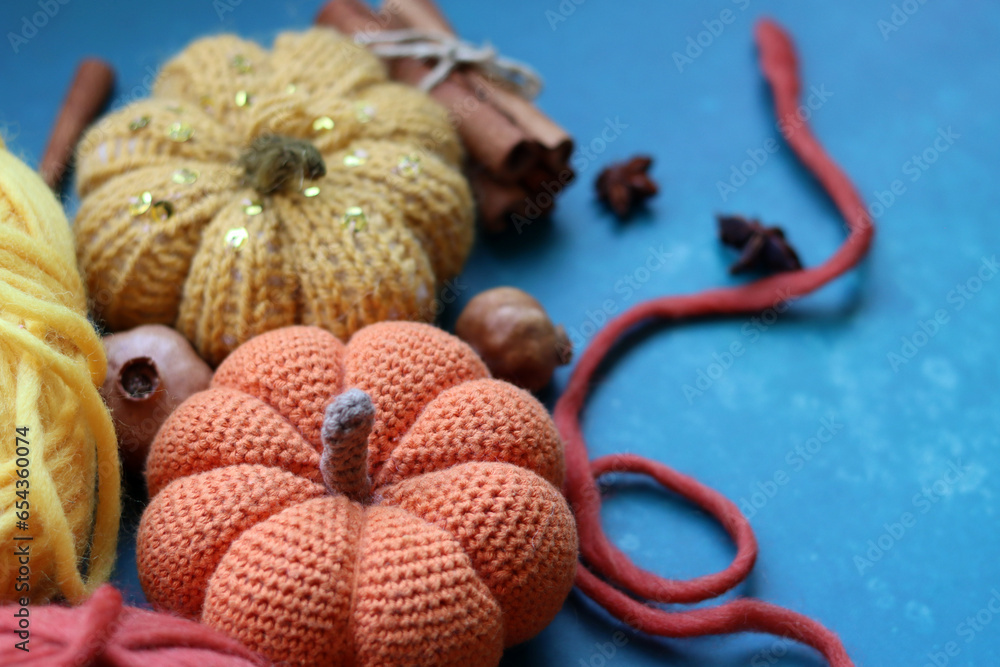Naklejka premium Cozy autumn crochet. Close up photo of handmade amigurumi toys made of natural yarn. Cute decorations for autumn holidays. Hobbies and leisure concept. 