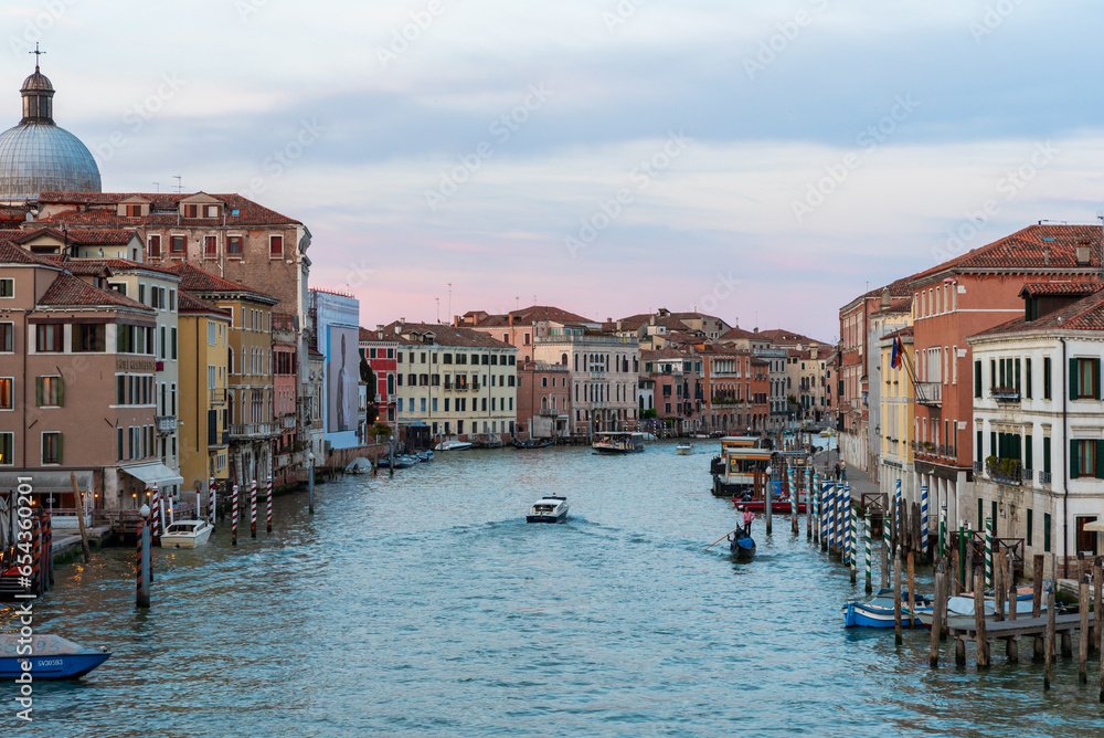Obraz premium Golden Hour Romance: A Venice Skyline at Dusk