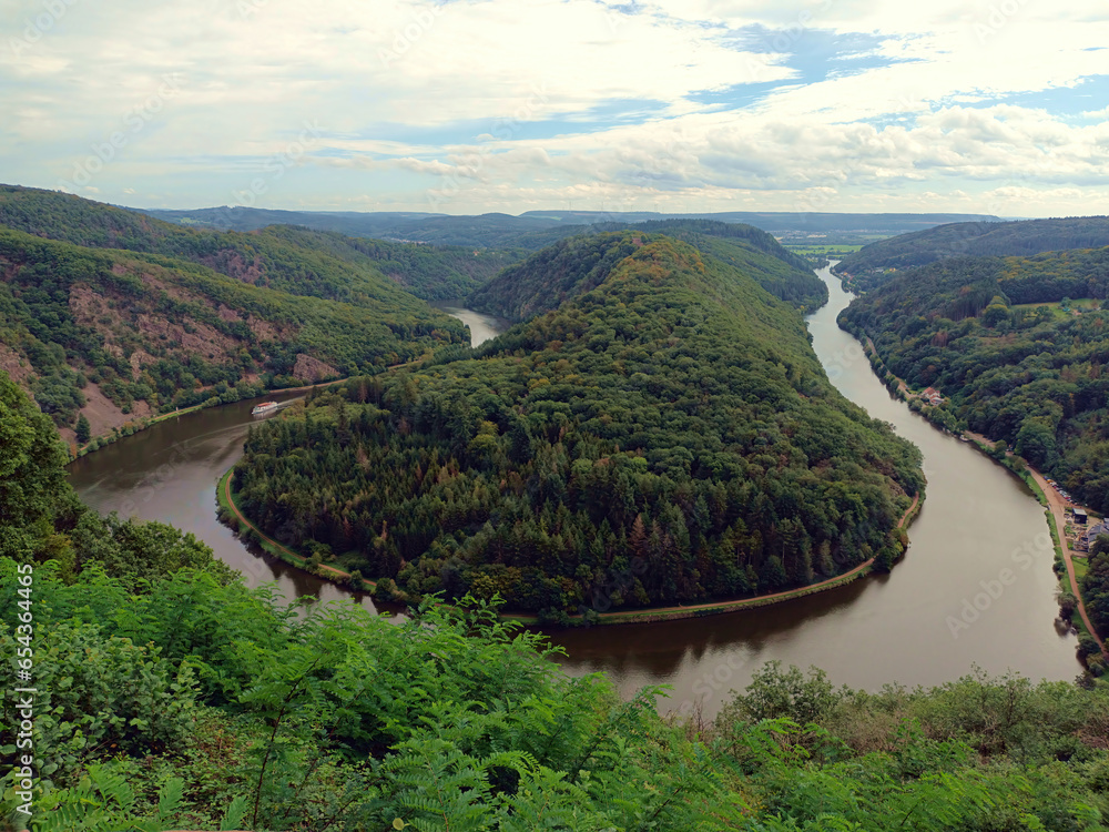 Blick auf die Saarschleife, einer der bekanntesten Sehenswürdigkeiten des Saarlands, bei Orscholz im Landkreis Merzig-Wadern im Saarland. Blick auf die Saarschleife, einer der bekanntesten Sehenswürdigkeiten des Saarlands, bei Orscholz im Landkreis Merzig-Wadern im Saarland.