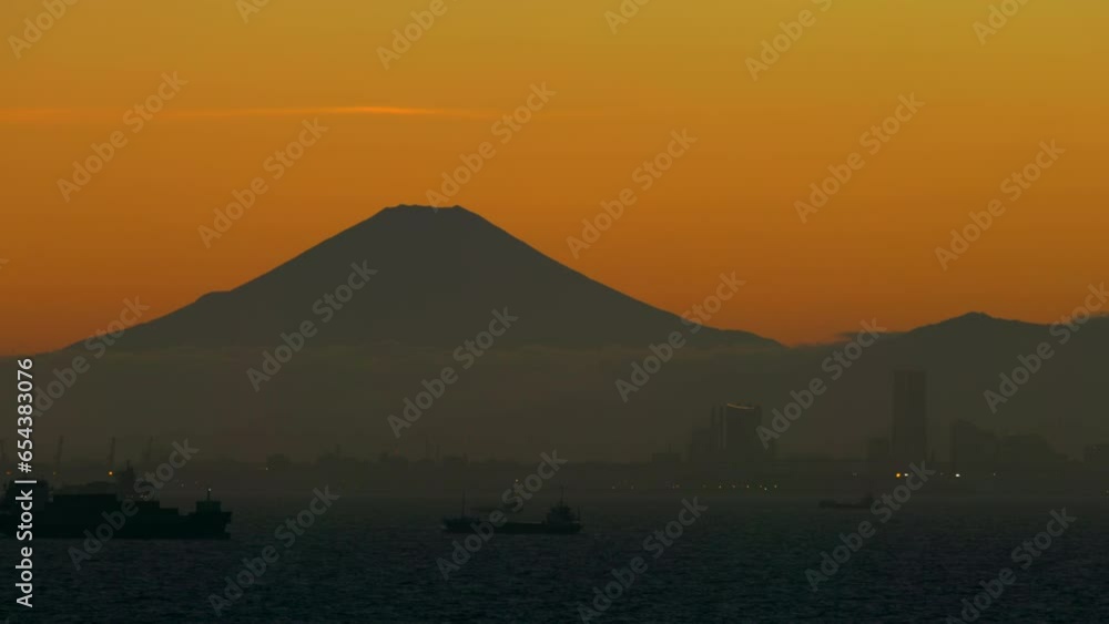 よく晴れた日の富士山と横浜の夕景 よく晴れた日の富士山と横浜の夕景
