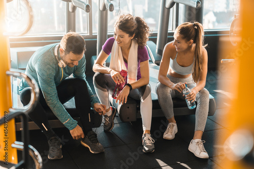 Canvas Print Young athletic friends talking on a break in a health club