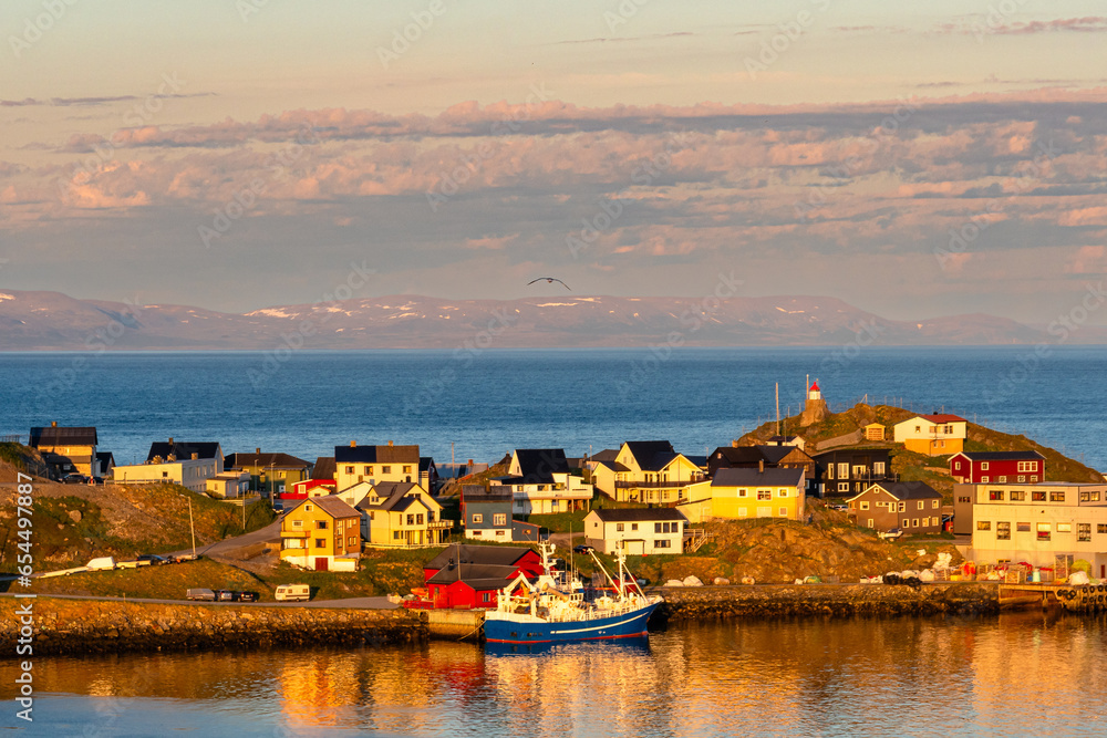 Honningsvåg ist eine Stadt in der norwegischen Kommune Nordkapp in der Provinz Troms og Finnmark, hier kann man die Mitternachtssonne genießen