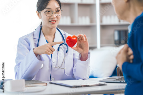 Foto Experienced medical doctor and compassionate nurse provide expert advice during