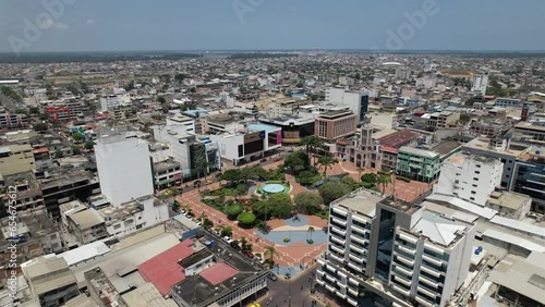Vista aérea de la iglesia en Machala, Parque Juan Montalvo. Vista de drones urbanos. photo
