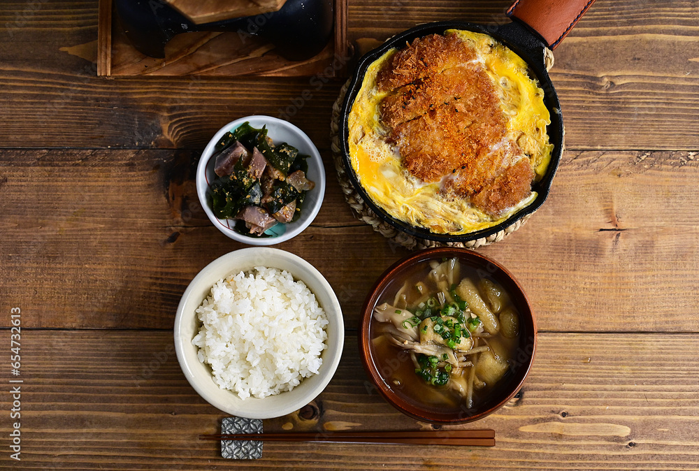一汁二菜 カツ煮とハマチとわかめのゴマ和え 一汁二菜 カツ煮とハマチとわかめのゴマ和え