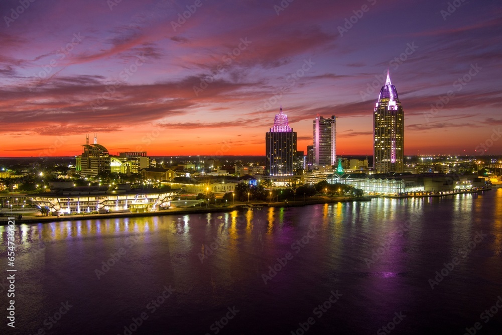 Obraz premium Downtown Mobile waterfront skyline at sunset