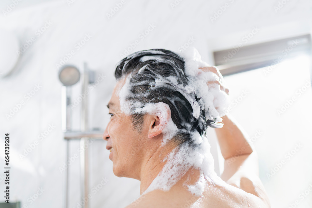 お風呂で髪を洗う40代男性 - obrazy, fototapety, plakaty 