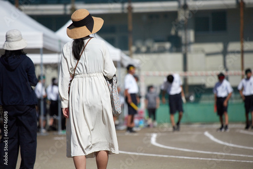 中学校の運動会に見学している保護者の姿