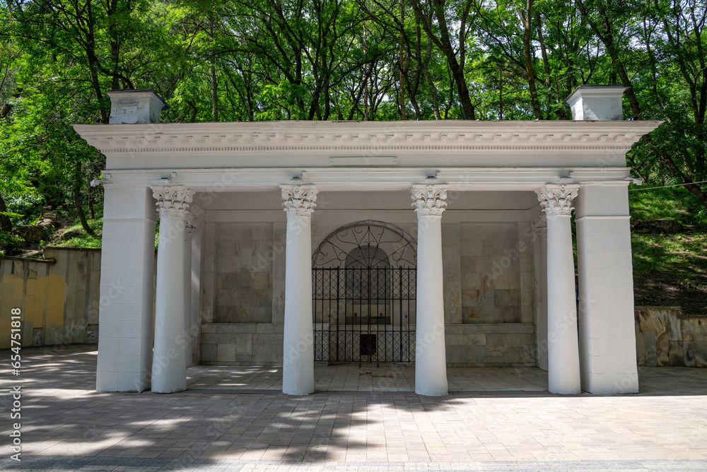 Obraz premium Pavilion of pump room № 4 of the spring № 4 in the park of the city of Essentuki, Russia