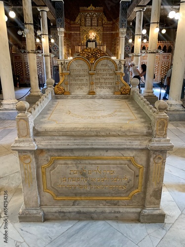 Fotomural The Ben Ezra Synagogue sometimes referred to as the El-Geniza Synagogue or the Synagogue of the Levantines (al-Shamiyin), is situated in the Fustat part of Old Cairo, Egypt