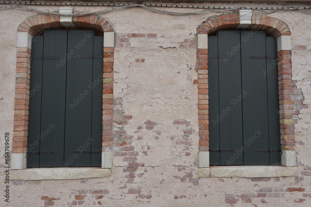 alte, verwitterte Fenster an Hausfassade alte, verwitterte Fenster an Hausfassade