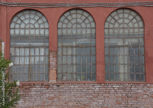 alte, verwitterte Fenster an Hausfassade