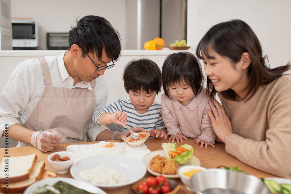 お父さんと一緒におにぎりを作る男の子