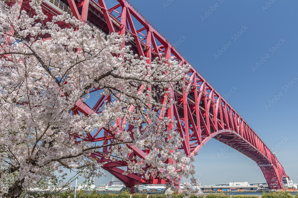 南港側から見た阪神高速の港大橋と桜 StockFoto Adobe Stock