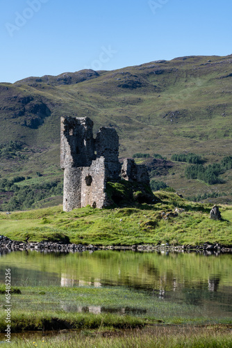 Die Burgruine Ardvreck Castle auf einer Halbinsel am See Loch Assynt