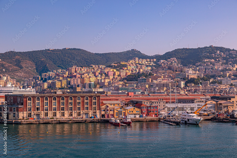 Hafeneinfahrt von Genua mit seinen bunten häusern und Schiffe im Vordergrund Genua Italien Europa