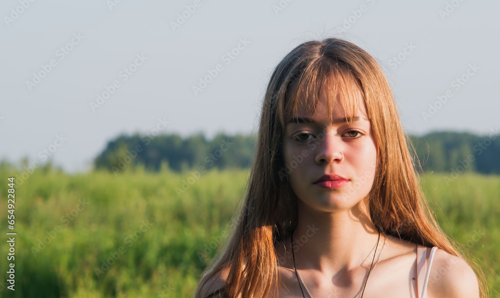 Naklejka premium Portrait image of a young girl in nature