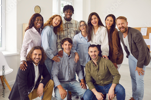 Cuadro en lienzo Team of diverse business people all together at work in the office