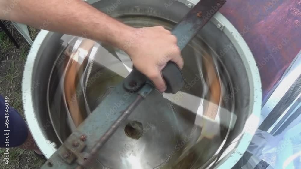 Manual centrifuge device that Spin the Honey from cells. An extractor